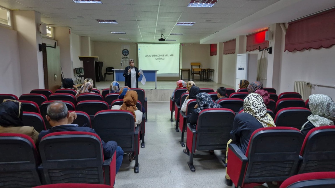 VELİ SEMİNERLERİMİZ DEVAM ETMEKDEDİR